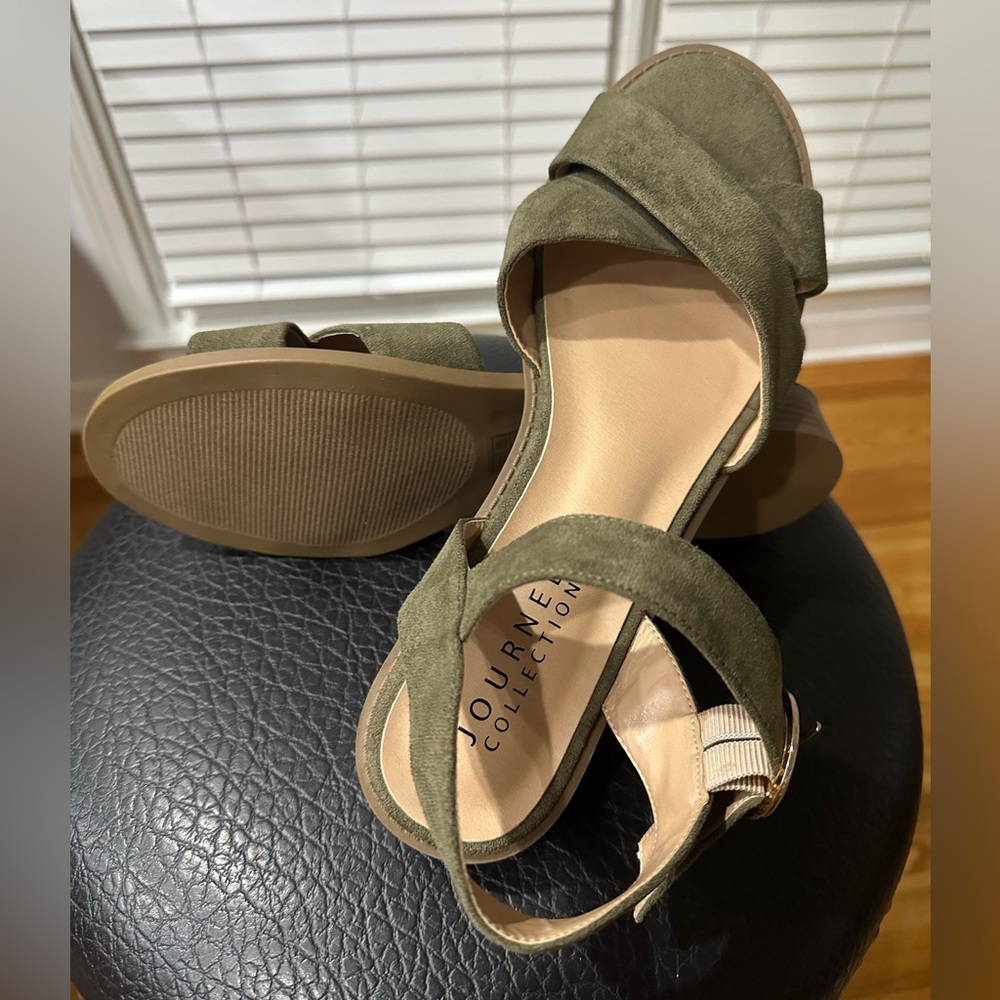 Olive Greene Journee Collectio Women's Sandals 💚! Best Offer Accepted! - Picture 3 of 8